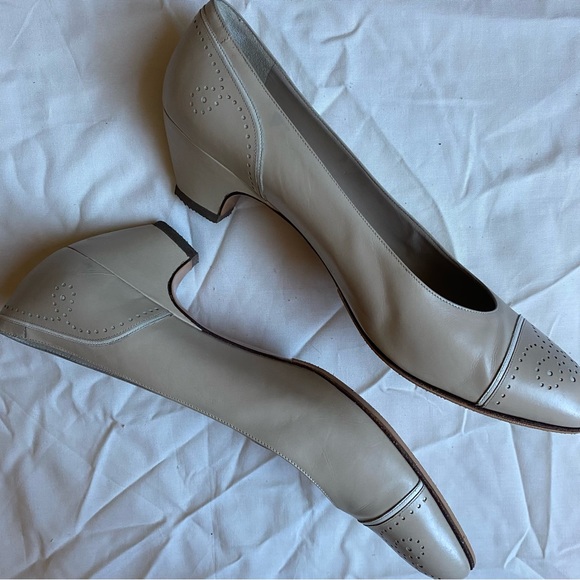 Vintage Ferragamo Nude Pumps with Brogue Detailing - Picture 5 of 7